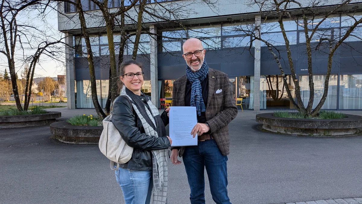 Eine Frau und ein Mann lächeln in die Kamera.